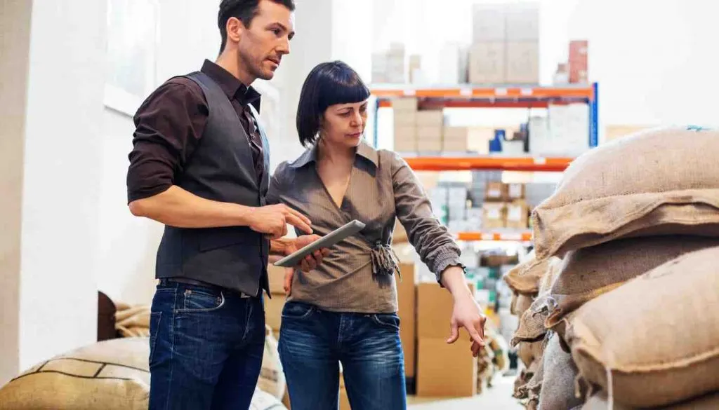 What is the difference between wholesale and retail store?